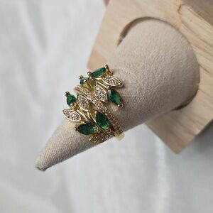 Green Leaves Botanical Design Stone Fashion Ring Gold Tone Band Elegant Crystal